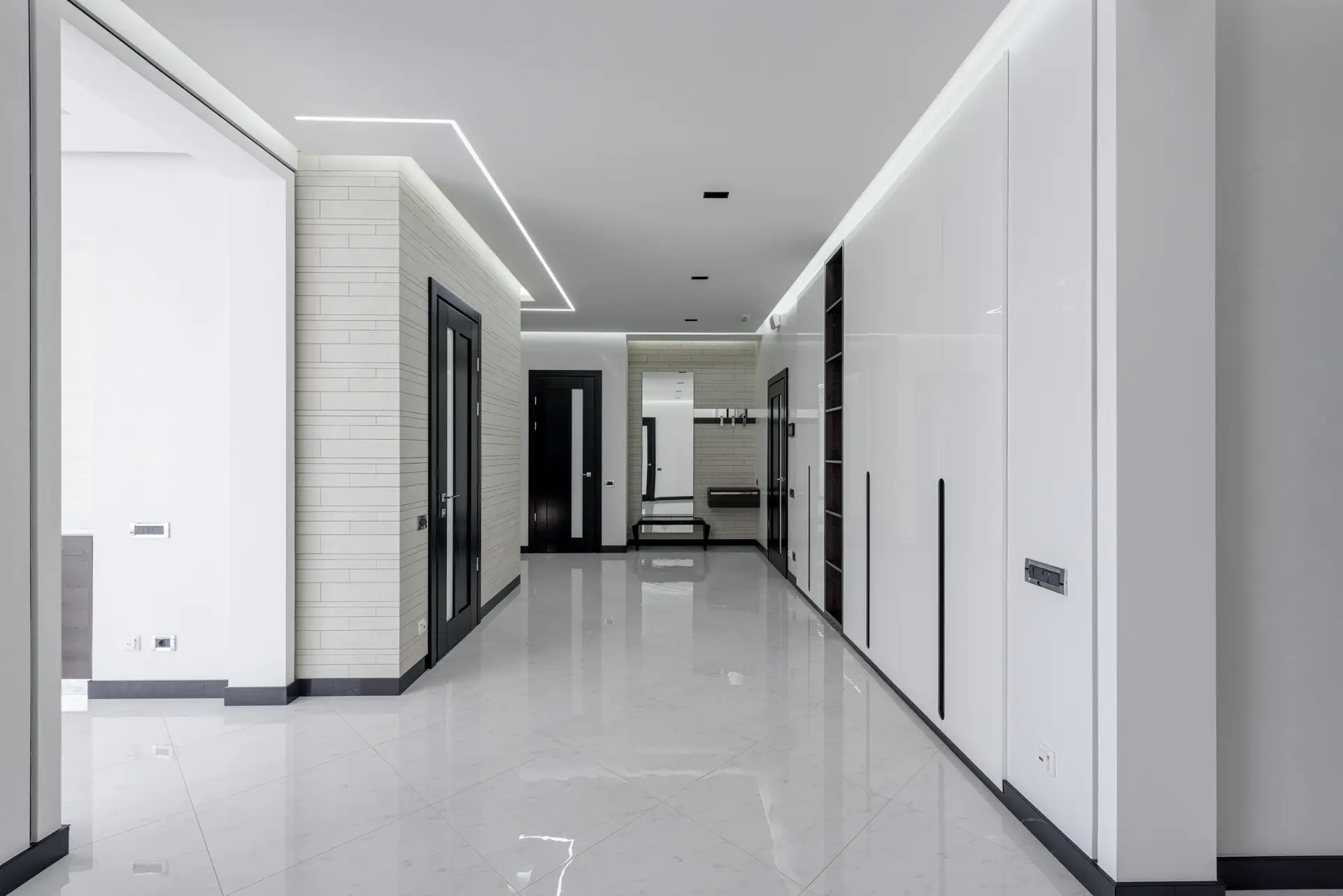 Linear architectural cove lighting in contemporary residential gallery